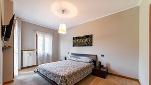 5 bedrooms, iron/ironing board, travel crib