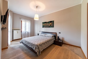 5 bedrooms, iron/ironing board, travel crib