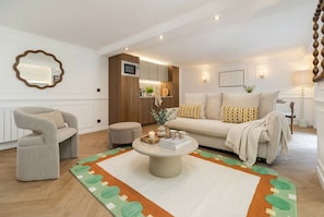 Deluxe Suite | Living area