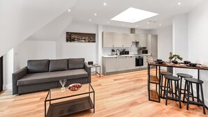 A modern apartment with a living room, kitchen, and dining area. - Stylish East Croydon Apartment w Balcony Fast Wifi (Croydon)