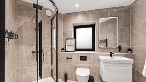 A modern bathroom with a glass shower enclosure, a toilet, a sink, and a mirror. - Modern 2 Bedroom Stay Balcony East Croydon (Croydon)