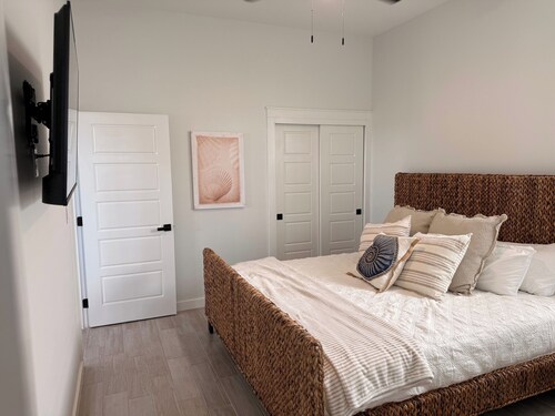 Cozy 2BR cottage with Private Pool — ½ Mile to beach access road