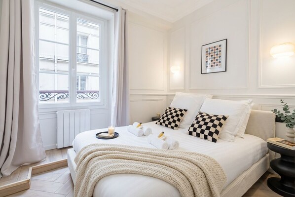 Appartement classique | Bureau, système d’insonorisation, fer et planche à repasser