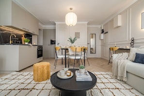 Appartement classique | Aire de séjour | Téléviseur