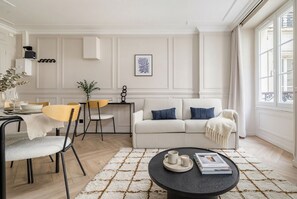 Appartement classique | Aire de séjour | Téléviseur
