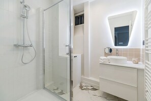 ลักซ์ชัวรี่อพาร์ทเมนท์ | ห้องน้ำ
