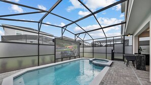 Uma piscina interna com teto de vidro, uma banheira de hidromassagem e uma área de estar com vista para uma pista de corrida.