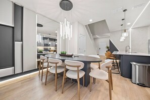 A modern kitchen with a central island, wooden chairs, and pendant lighting. - 7BR house with private pool in clermont (Clermont)