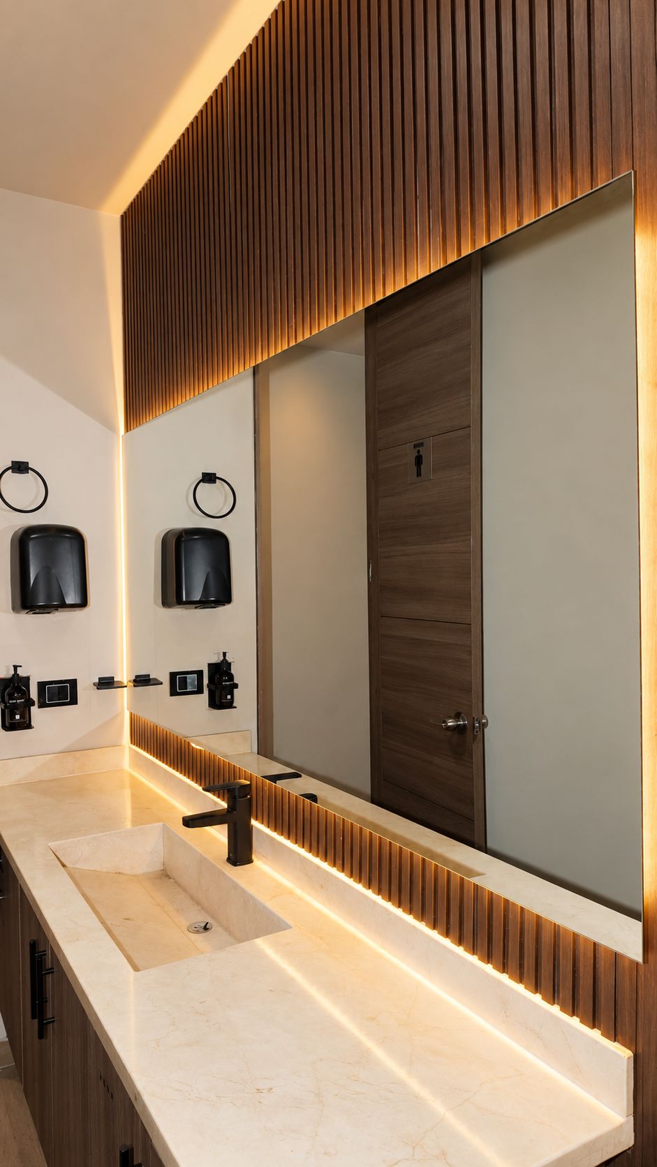 Ein modernes Badezimmer mit großem Spiegel, zwei Waschbecken und einer Holzpaneelausstattung.