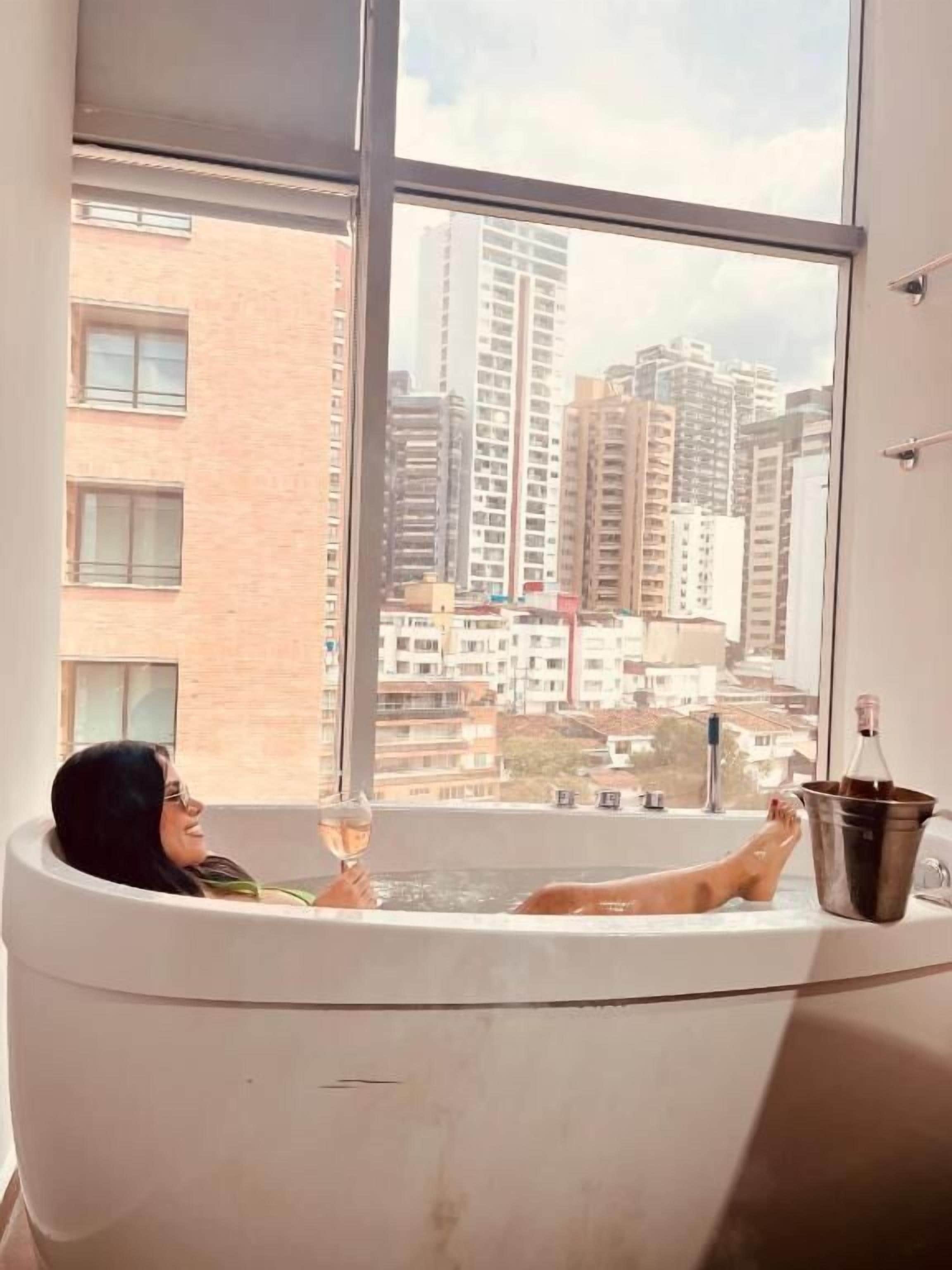 Deluxe Suite, City View | Interior