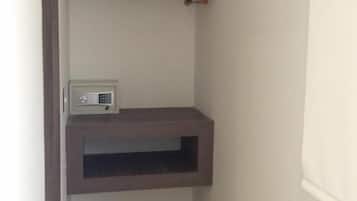 Un pasillo estrecho con un mueble empotrado y un pequeño dispositivo electrónico a la izquierda.