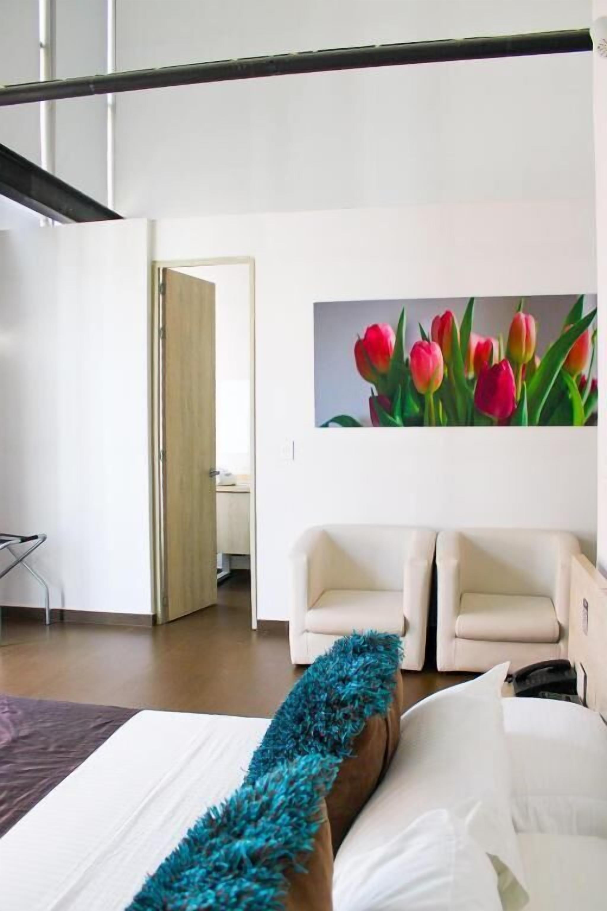 Deluxe Suite, City View | In-room safe, soundproofing, free WiFi
