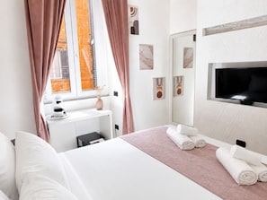 Triple Room | In-room safe, desk, free WiFi