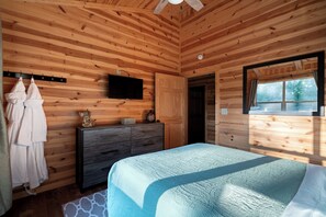 4 bedrooms, iron/ironing board, WiFi, bed sheets - 5 Minutes to Ash Cave! Sleeps 10 w/3 Private Bedrooms + Hot Tub + WiFi + Games (South Bloomingville)