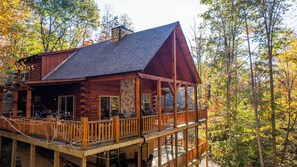 Exterior - 5 Minutes to Ash Cave! Sleeps 10 w/3 Private Bedrooms + Hot Tub + WiFi + Games (South Bloomingville)