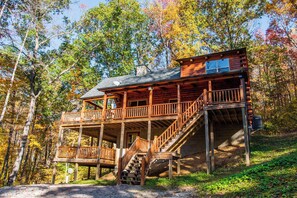 Exterior - 5 Minutes to Ash Cave! Sleeps 10 w/3 Private Bedrooms + Hot Tub + WiFi + Games (South Bloomingville)
