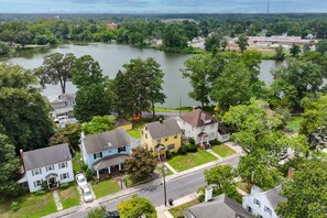 Un barrio residencial con casas, un lago y una carretera.