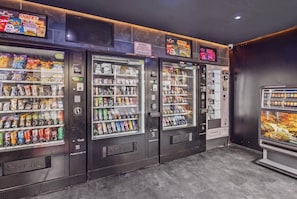 Eine Reihe von Automaten mit Snacks und Getränken.