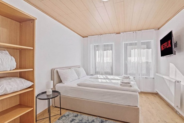 Helles Schlafzimmer mit bequemem Bett – erholsamer Schlaf mitten in Trier