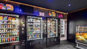 En række automater med snacks og drikkevarer.