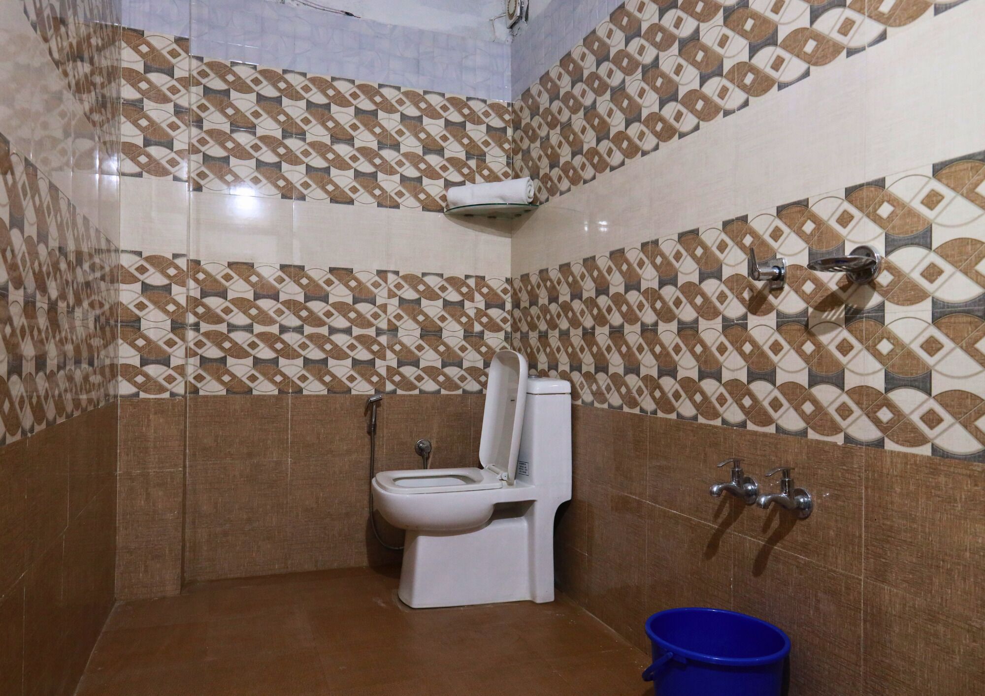 Comfort Shared Dormitory | Bathroom | Shower, towels, soap, shampoo