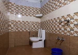Comfort Shared Dormitory | Bathroom | Shower, towels, soap, shampoo - Hills and Views  (Kumily)