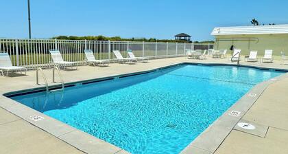 Bright 2nd Floor Condo•End Unit•Side Ocean View•Pool•Direct Beach Access
