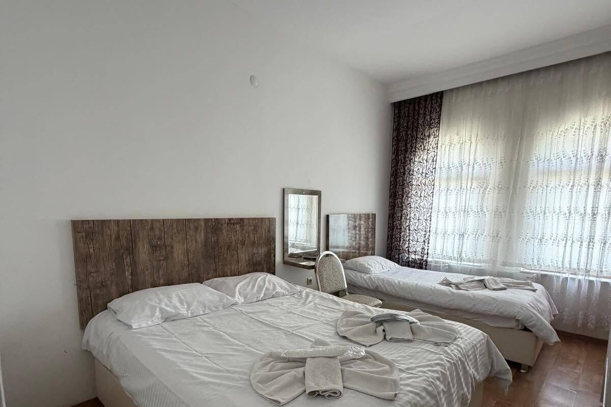 Habitación triple, vistas a la ciudad | Escritorio y wifi gratis