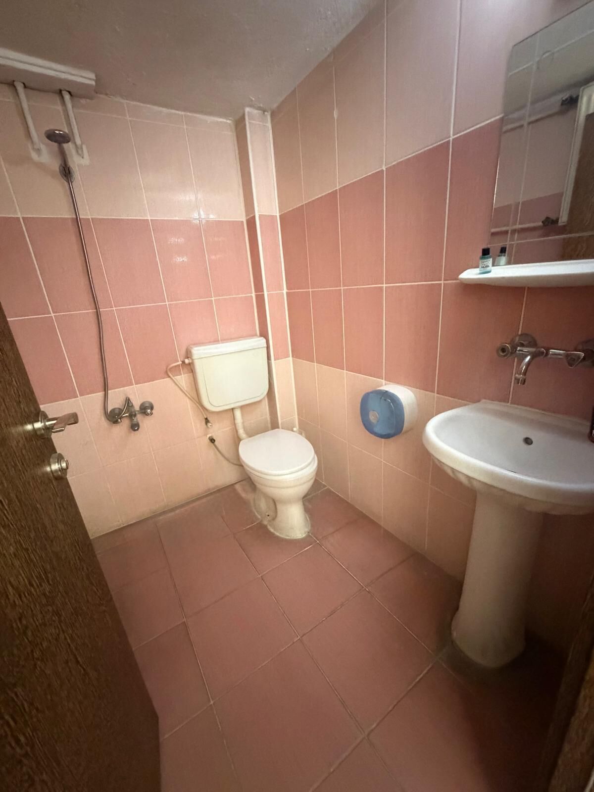 Un baño con inodoro, lavamanos y ducha.