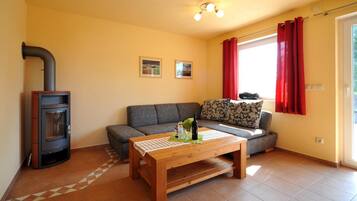 TV, fireplace, stereo