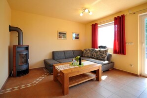 TV, fireplace, stereo - Hus Utblick in Fuhlendorf – Semi-Detached House 1 (Fuhlendorf)