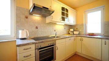 Coffee/tea maker, fridge, oven, stovetop