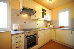 Coffee/tea maker, fridge, oven, stovetop - Hus Utblick in Fuhlendorf – Semi-Detached House 1 (Fuhlendorf)