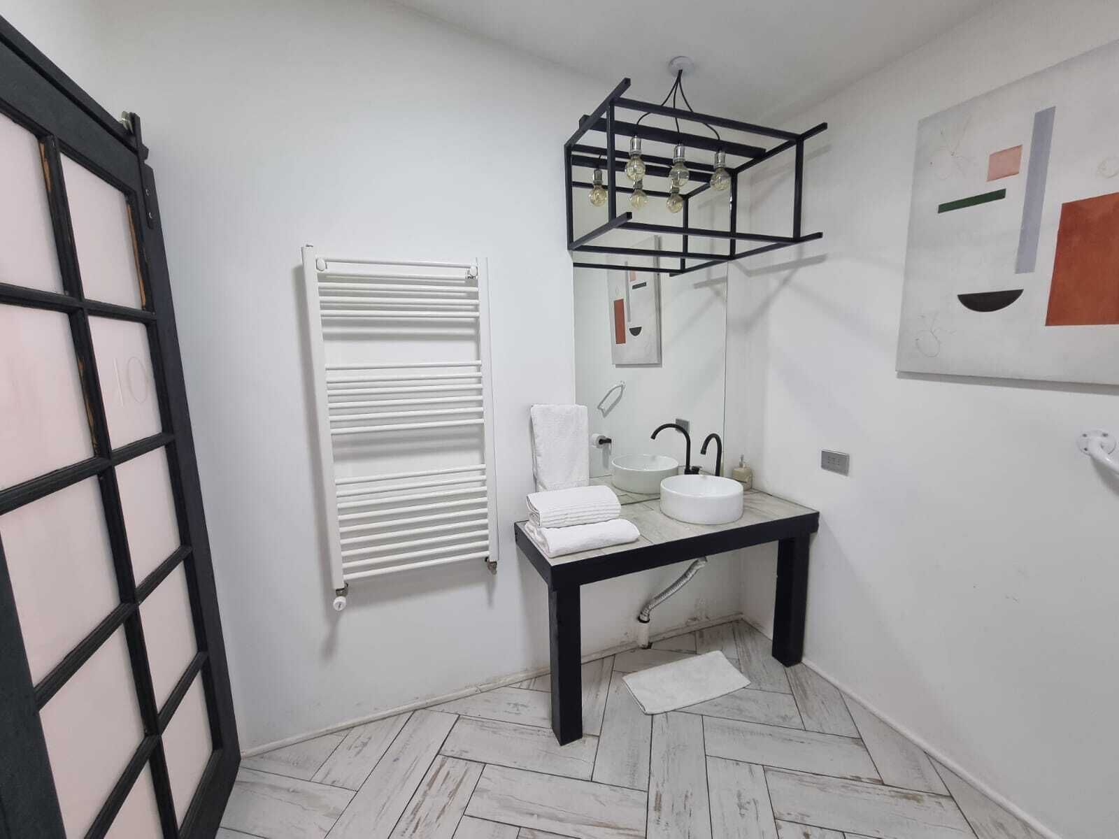 Secador de cabelo, toalhas de banho, sabonete, papel higiênico