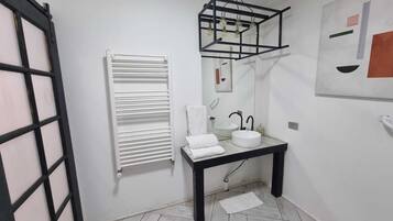 Secador de cabelo, toalhas de banho, sabonete, papel higiênico