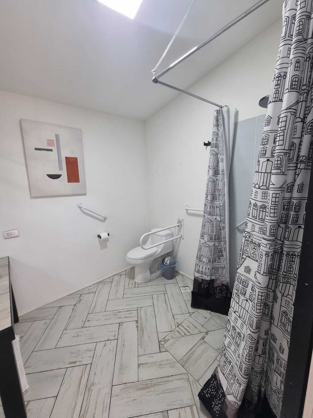 Secador de cabelo, toalhas de banho, sabonete, papel higiênico