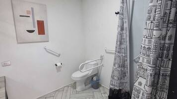 Secador de cabelo, toalhas de banho, sabonete, papel higiênico