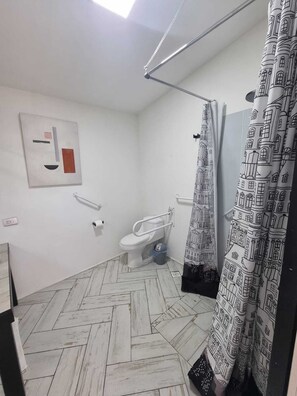 Secador de cabelo, toalhas de banho, sabonete, papel higiênico