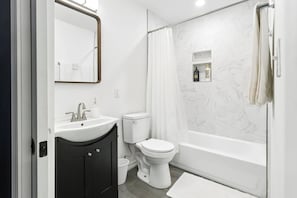 Towels, soap, shampoo, toilet paper - Peaceful Tiny Home Near SFA (Nacogdoches)