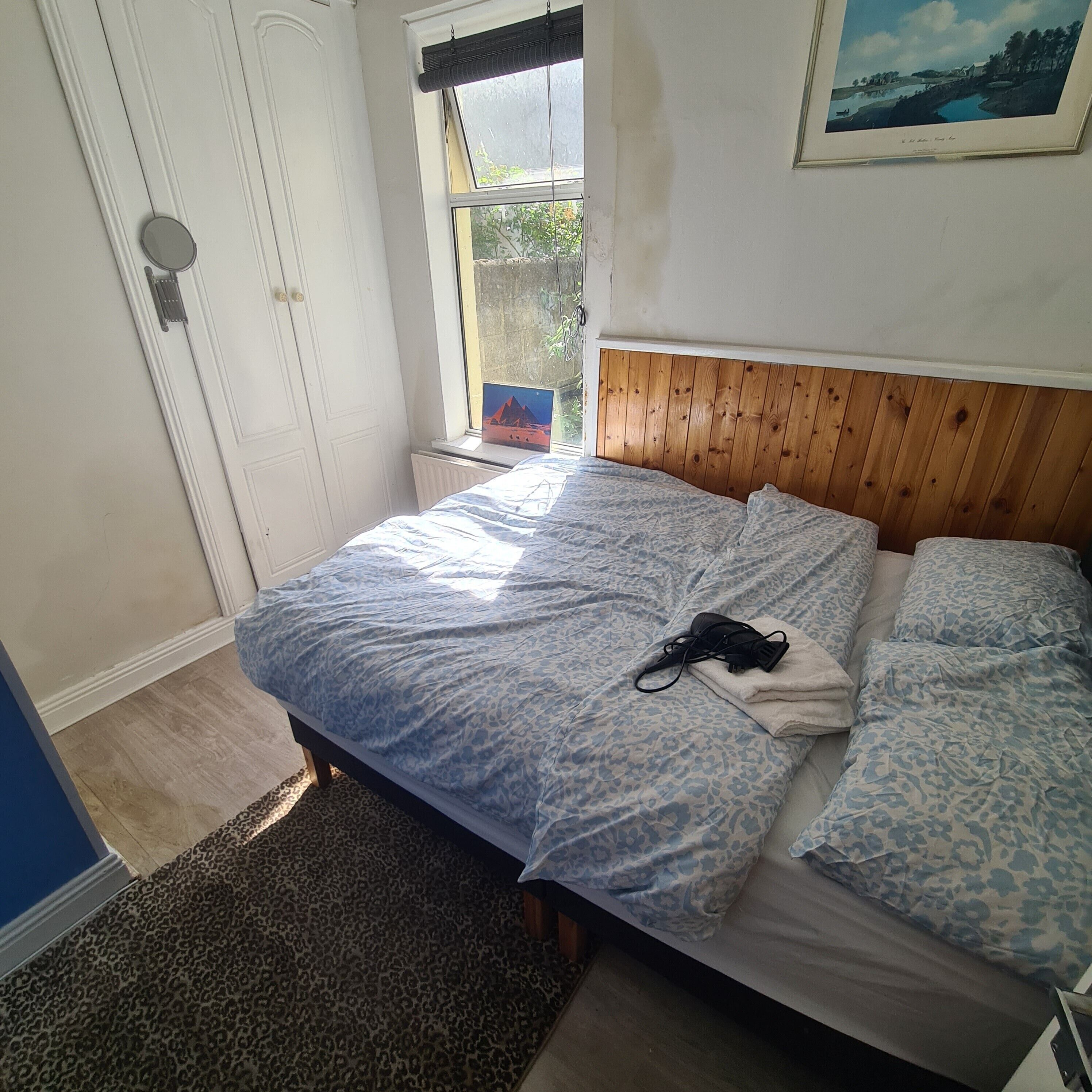 1 dormitorio, escritorio, tabla de planchar con plancha y wifi