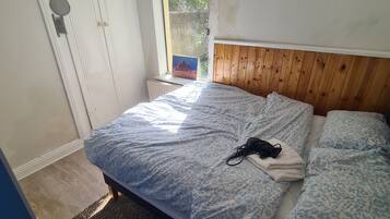 1 dormitorio, escritorio, tabla de planchar con plancha y wifi