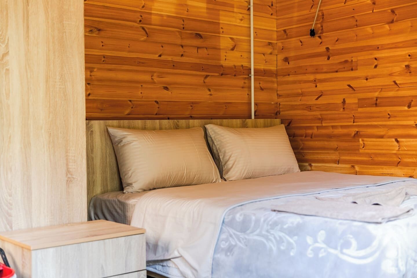 WiFi, bed sheets