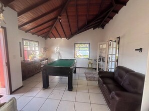 Games room - A cozy retreat in Búzios. Just a few minutes' walk from the resort's best beach. (Armação dos Búzios)