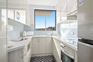 Fridge, microwave, oven, stovetop - Watersong Tranquil Harbourfront and Island Panorama (Birchgrove)