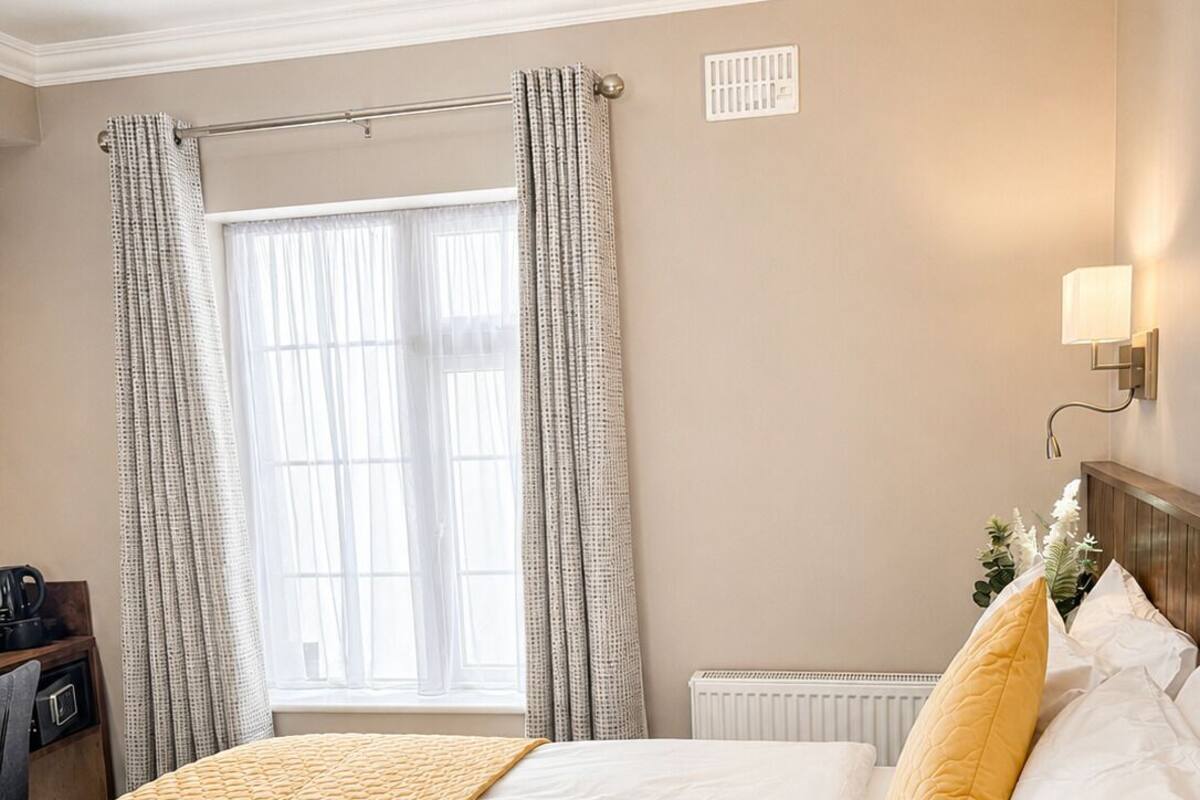 Skrivbord, arbetsyta för laptop och gratis wi-fi
