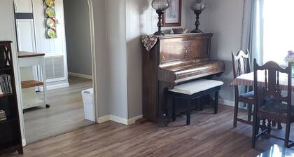 Cozy 2-bedroom mobile home with AC in marvelous Seligman