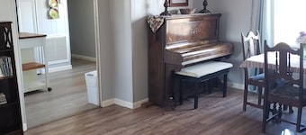 Cozy 2-bedroom mobile home with AC in marvelous Seligman