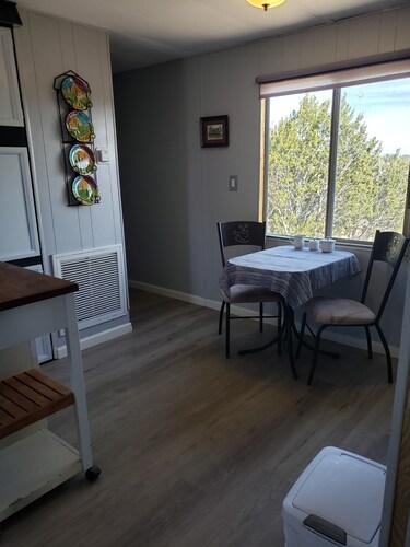 Cozy 2-bedroom mobile home with AC in marvelous Seligman