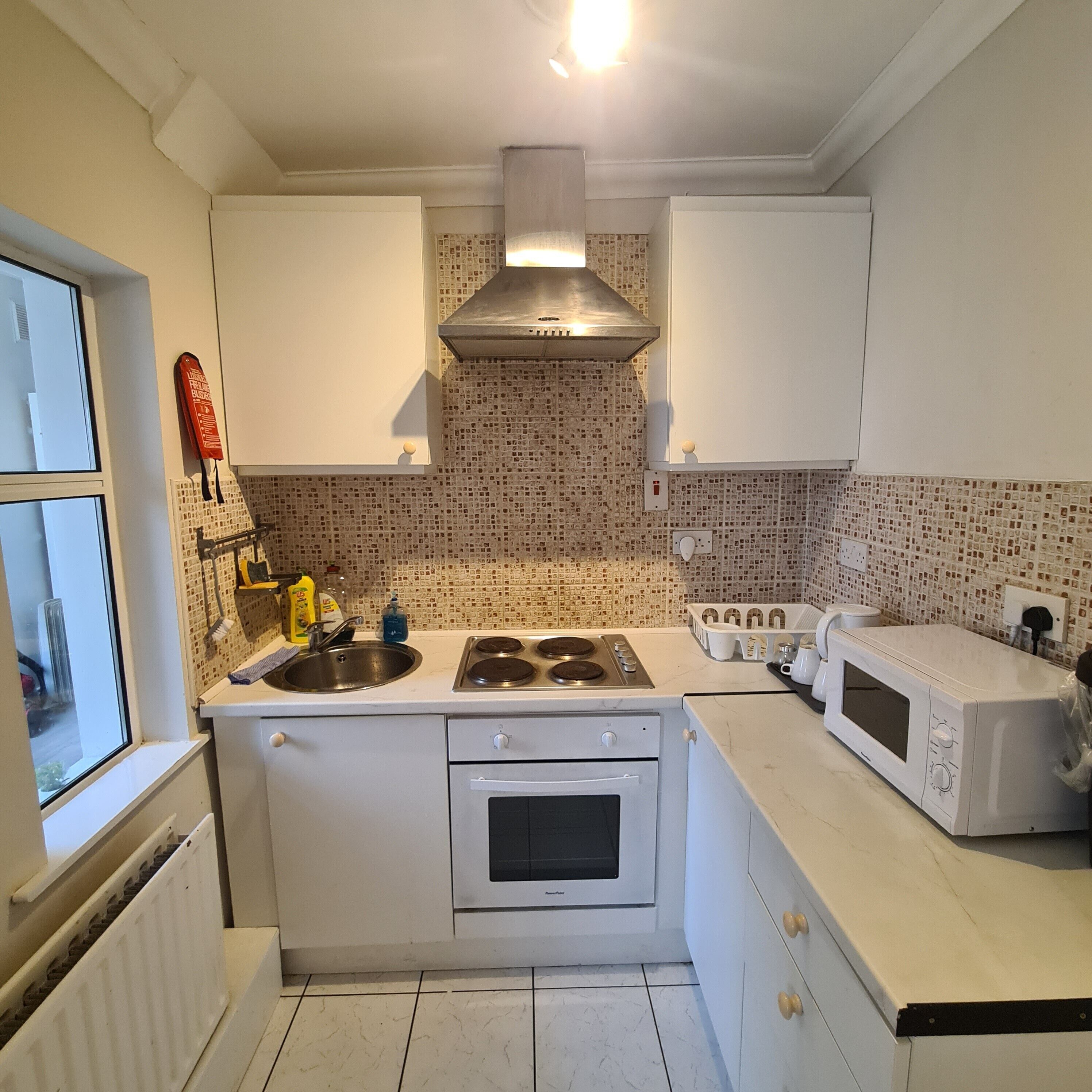 Coffee/tea maker, fridge, microwave, oven