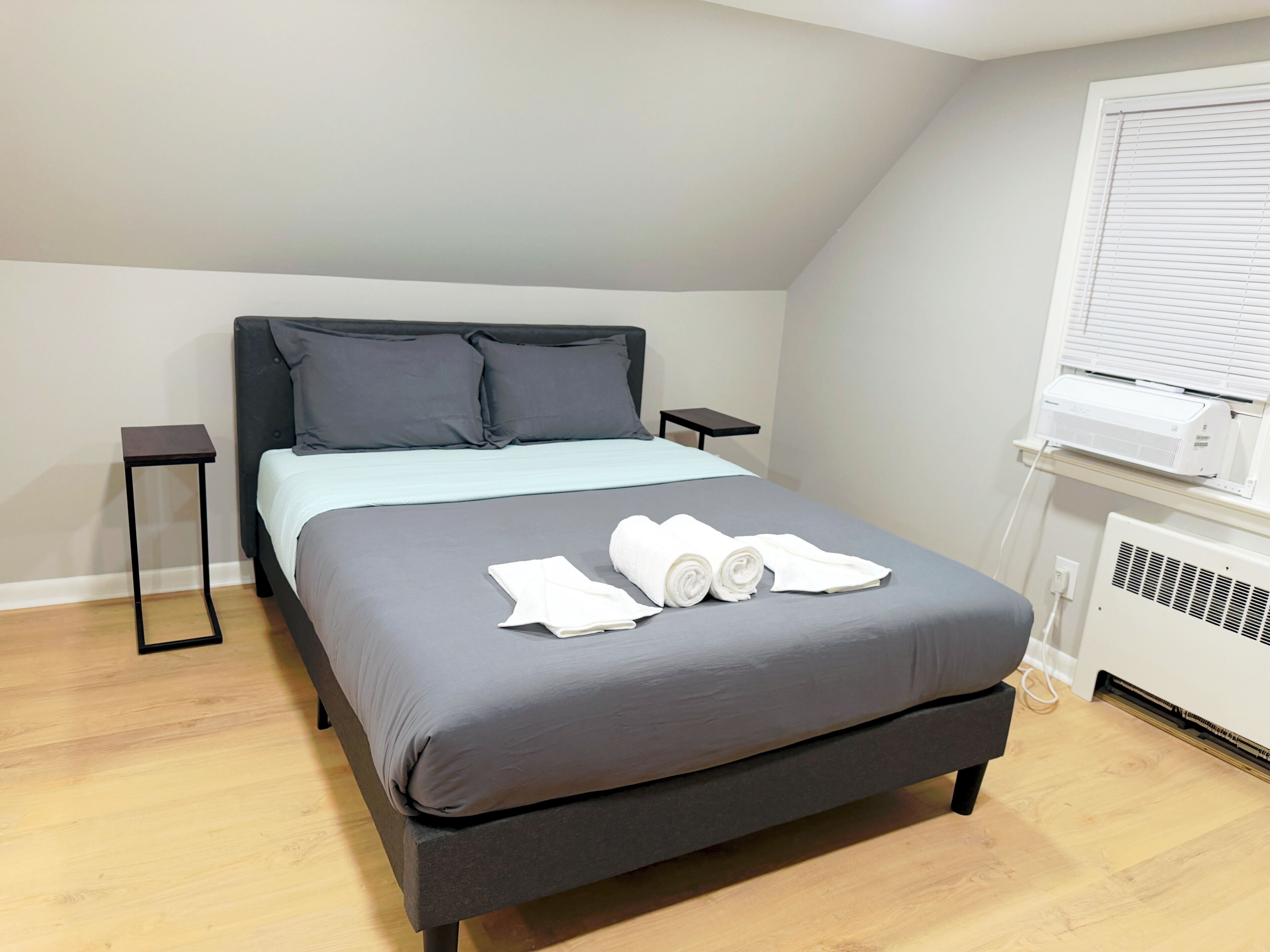 4 bedrooms, desk, iron/ironing board, WiFi (free)